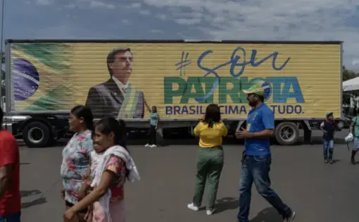 a truck with the face of Bolsonaro