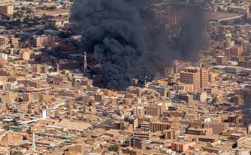 ‏The picture shows a huge fire in one of the ancient markets in Sudan (Amdurman market) likely due to the war between the Sudanese army and the Rapid Support Forces.