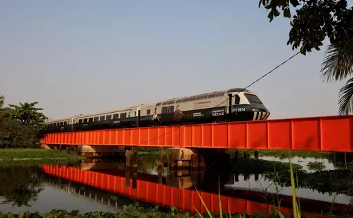 Train on Line Z railway in Mexico