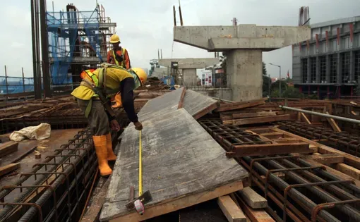 Jakarta, February 1, 2017, Workers were completing the construction of the Mass Rapid Transit (MRT) line in South Jakarta, Indonesia. Image by BahbahAconk/Shutterstock.