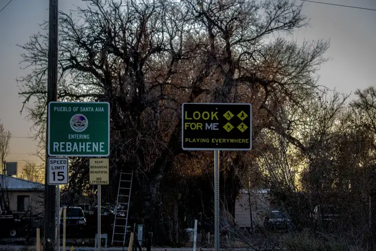 Por todo el pueblo de Santa Ana, los carteles colocados a lo largo de la carretera advierten a los conductores que cuiden a los miembros de la comunidad que practican deportes o que están activos. Imagen de Viridiana Vidales Coyt. Estados Unidos, 2017.