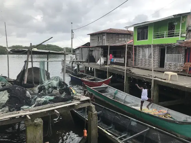 Many homes in Tumaco are wooden shacks on puny stilts that spill out into the sea. Some have no sewage, running water, or electricity. Image by Mariana Palau/TNH. Colombia, 2019.