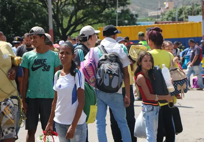 Venezuelans look across the border&nbsp;into Colombia. Image by Patrick Ammerman. Venezuela, 2019.&nbsp;