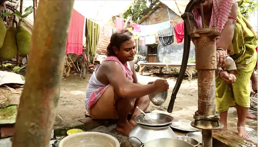 Household chores are traditionally seen as the work of women. Sintu does the same chores as the women in her joint family home revealing the subtle ways in which her gender identity has been accepted.&nbsp;Image by Siyona Ravi. India, 2017.