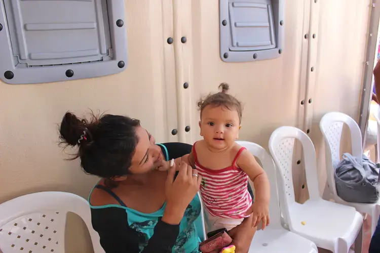 Nieto holds her daughter Juli, 7-months, who was born stateless in Colombia.&nbsp;Image by Mariana Rivas. Colombia, 2019.