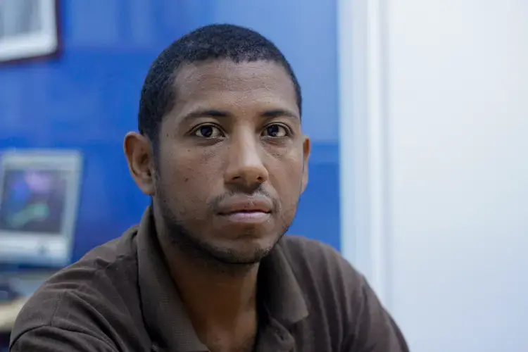 Carlos Román, a 37-year-old man with dark brown skin and black eyes poses for a photo portrait, wearing a brown shirt. He has been a dialysis patient for six&nbsp;years, after suffering kidney failure in 2012. He was registered in the national waiting list for organ donations, but with the stoppage of the organ procurement system in 2017, he now has no chance of getting a kidney for a transplant that could restore his health. 