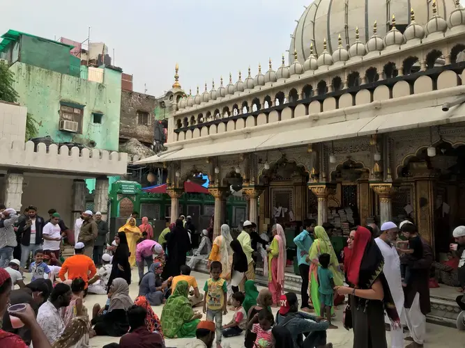 A typical evening at the dargah of Nizamuddin Auliya in Delhi.&nbsp;Image by Nikhil Mandalaparthy. India, 2019.