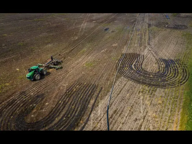 A tractor spreads liquid cow manure from Chris Weaver's farmland near Montpelier, Ohio, on Sept. 23, 2019. Weaver, 45, raises about 3,000 dairy cows at that location. Image by Zbigniew Bzdak / Chicago Tribune. United States, 2019.