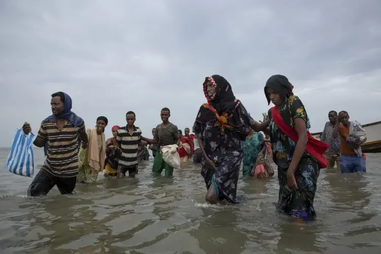 Ethiopian migrants disembark from a boat onto the shores of Ras al-Ara. Image by Nariman El-Mofty. Yemen, 2019.