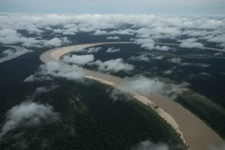 The winding Juruá River and the Middle Juruá Extractive Reserve, seen from an airplane, Amazonas, Brazil, October 19, 2019. Image by Bruno Kelly/Thomson Reuters Foundation. Brazil, 2019.<br />
