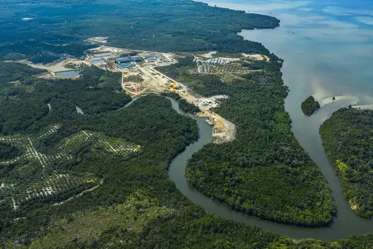 A palm oil refinery in East Kalimantan on the island of Borneo. Indonesia has lost 40 percent of its mangroves to palm oil, aquaculture, and pollution. Image by Ardiles Rante. Indonesia, 2019.