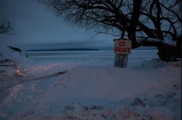 A posting on the approach to the would-be ice road between Madeline Island and Bayfield, Wisconsin, on Jan. 23, 2020. Image by Zbigniew Bzdak/The Chicago Tribune.&nbsp;​​​​​​​United States, 2020.
