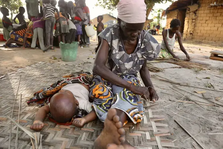 Women weave mats from arrowroot leaves. Image by Peter Yeung/The Los Angeles Times. Congo, 2020.