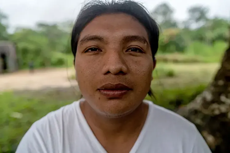 The cacique Andre Karipuna, only 26 years old. He inherited the position and threats of his brother Adriano for denouncing the theft of wood and the shackling of lands. Image by Fabio Nascimento.