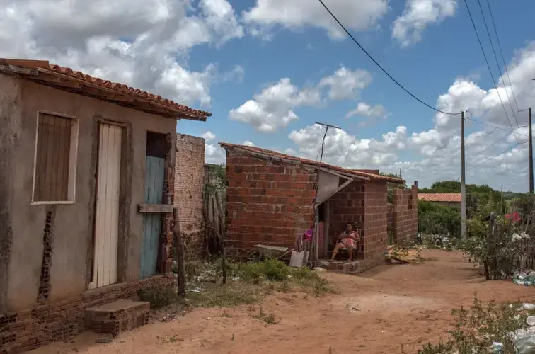 The house on the left is where Cecilia and several wives and girlfriends of prisoners lived when the massacre happened in 2017. It is located across the street from Alcaçuz. Image by Lianne Milton. Brazil, 2018.