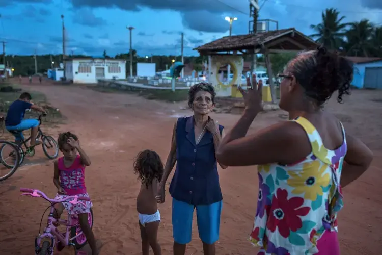 Maria Clara chats with neighbors. Image by Lianne Milton. Brazil, 2018.