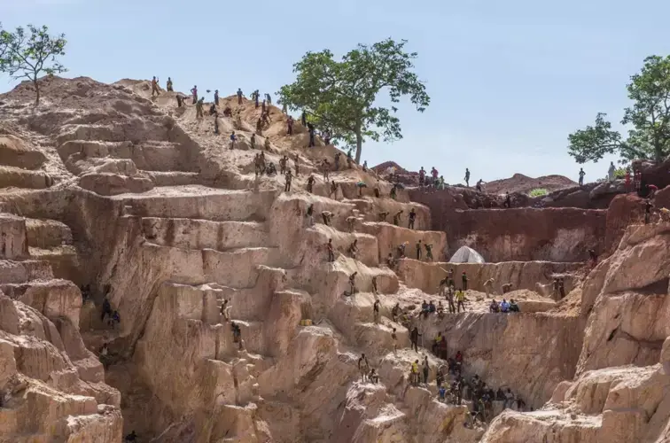 Gold miners at the Ndassima gold mine near Djoubissi, a Seleka-controlled area in the eastern part of CAR. Image by Thierry Bresilion. Central African Republic, 2018.&nbsp;