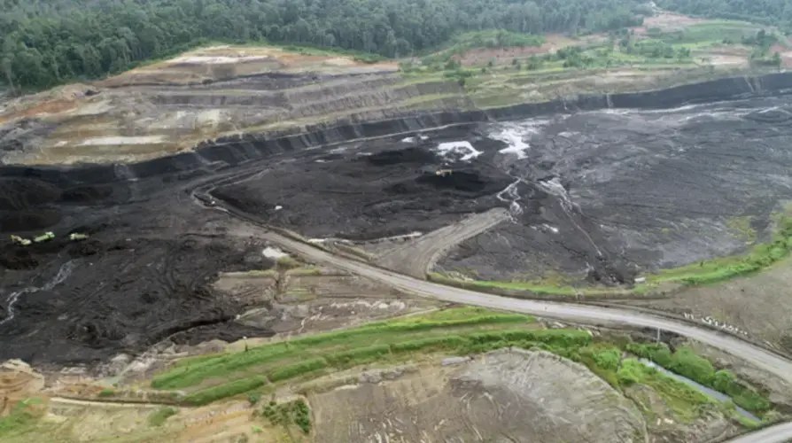 Triaryani's coal mine in South Sumatra, June 18. Image by Tempo/Erwan Hermawan. Indonesia, undated.