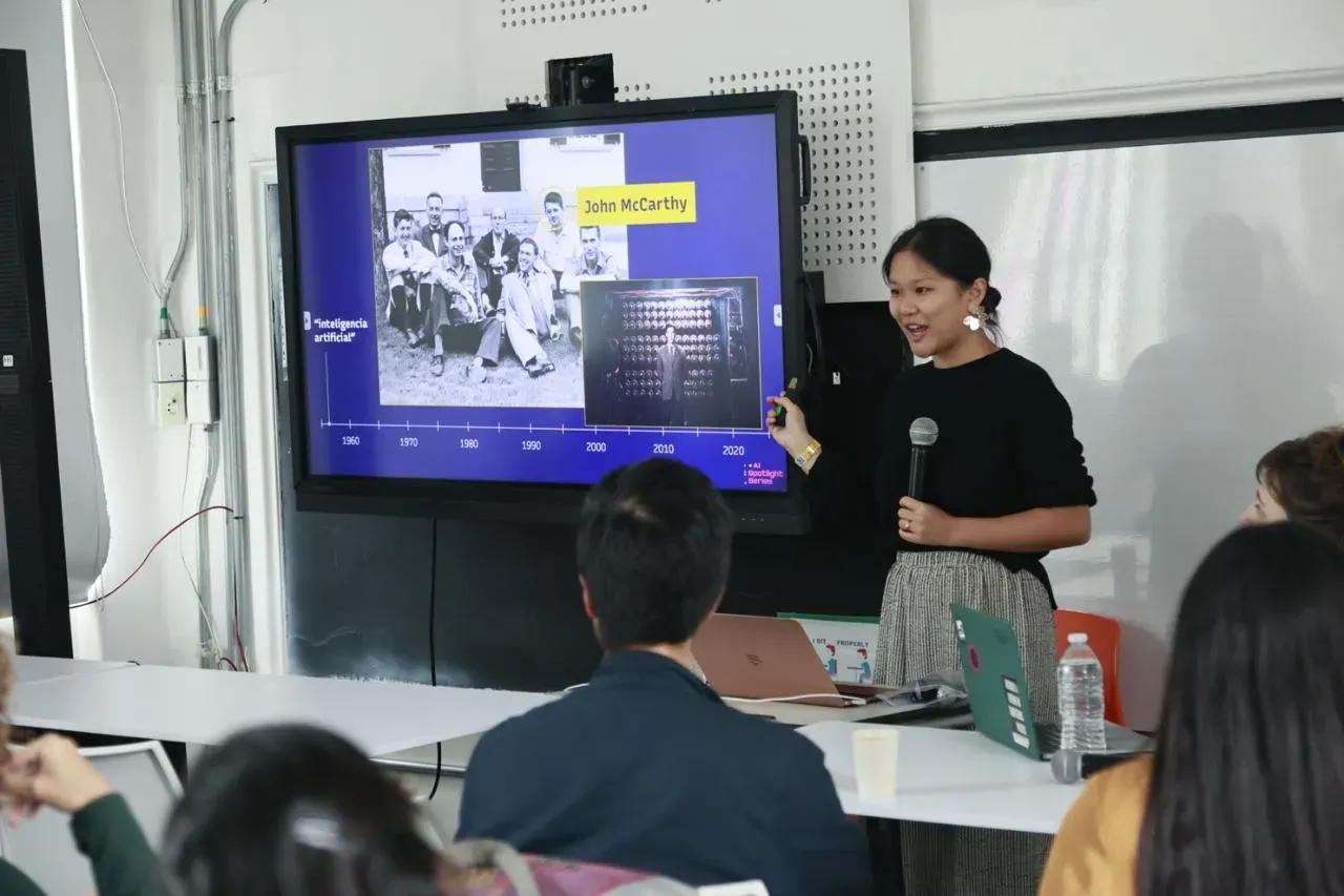  Karen Hao presents the Introduction to AI Reporting at the 2024 Gabo Festival in Bogota, Colombia.