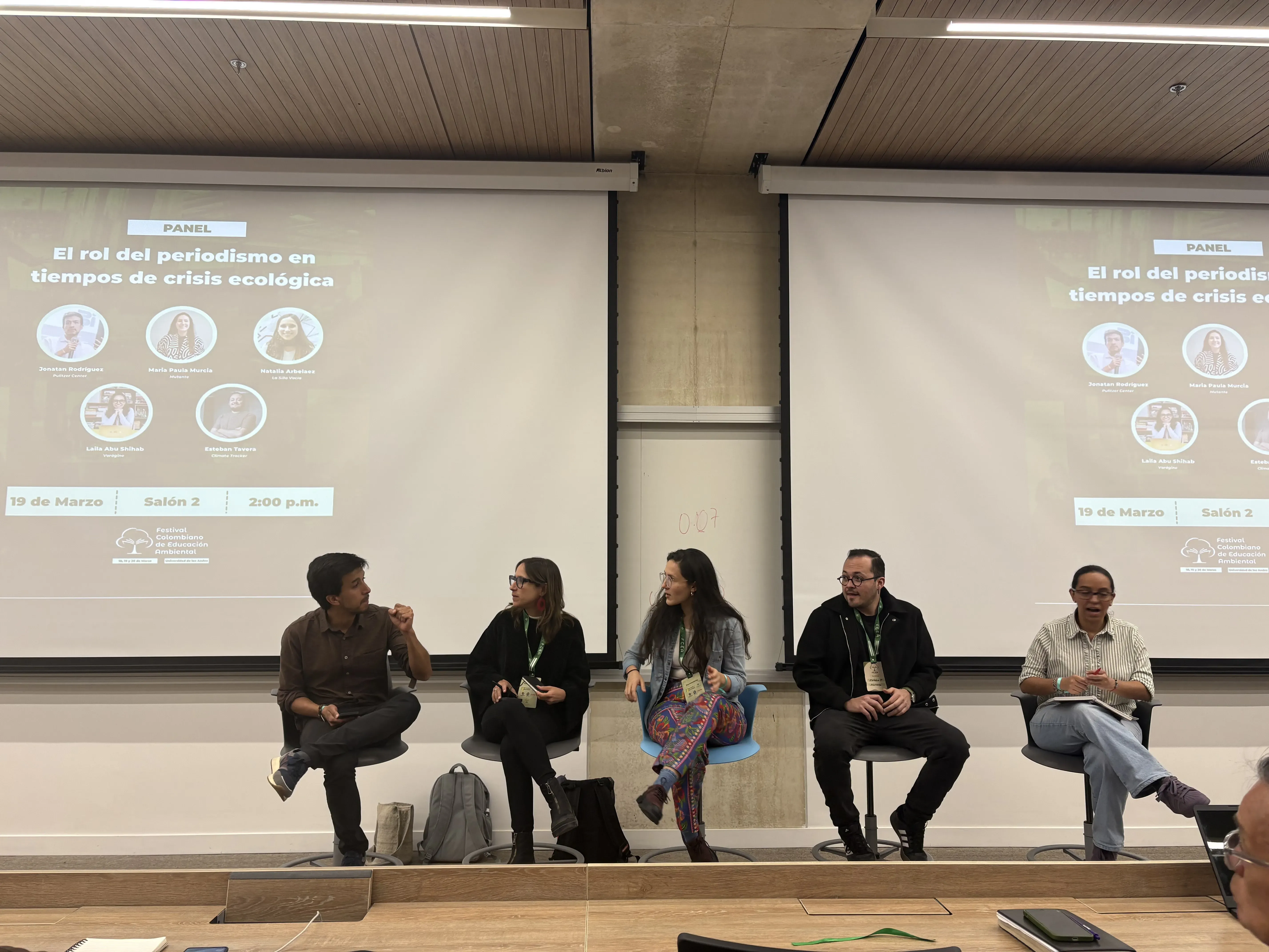 De izquierda a derecha: Jonatan Rodríguez (Pulitzer Center), María Paula Murcia (Mutante), Natalia Arbeláez (La Silla Vacía), Esteban Tavera (Climate Tracker) y Laila Abu Shihab (Vorágine)