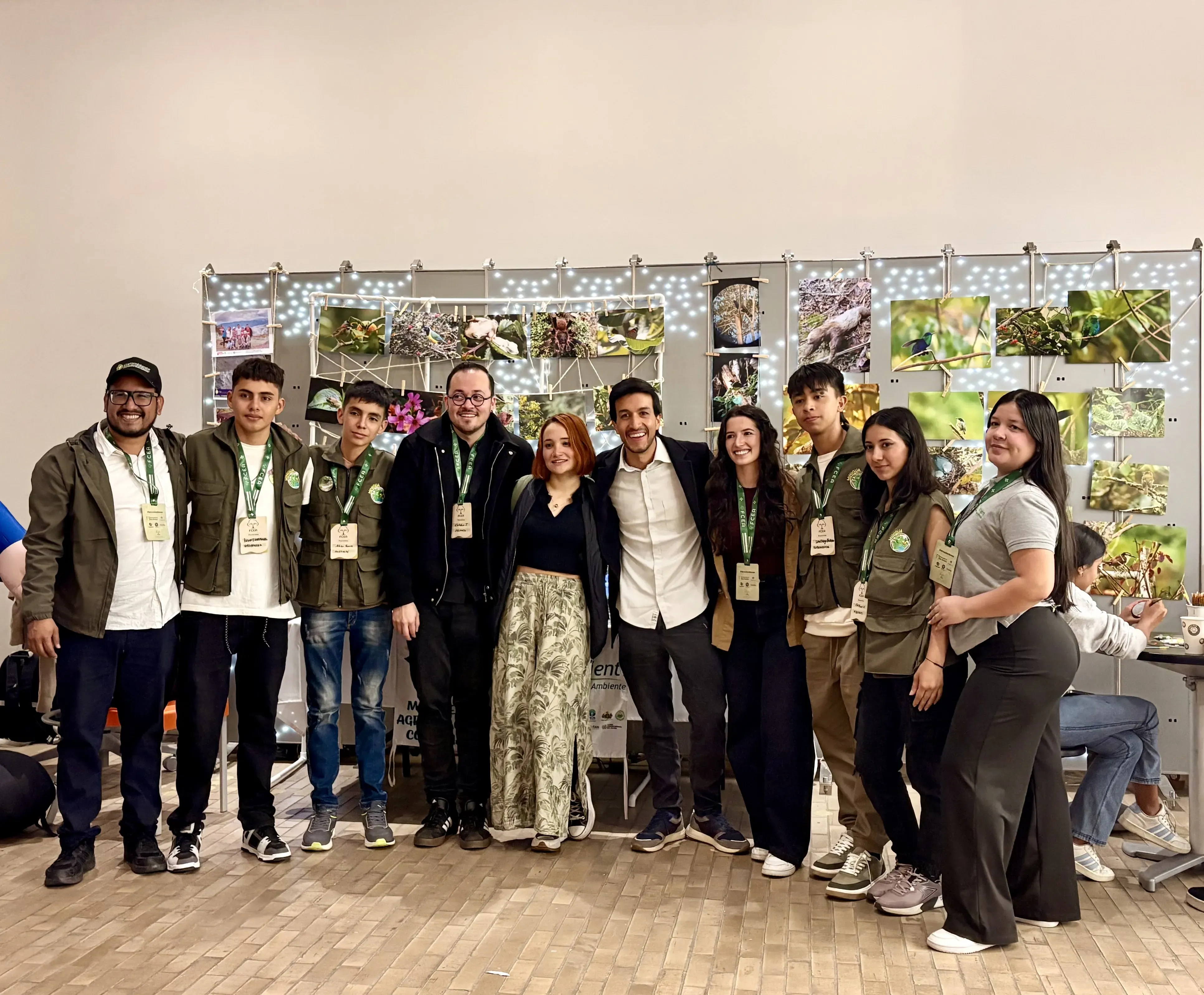 Personal del Pulitzer Center y jóvenes líderes ambientales posan frente a la muestra fotográfica de proyectos territoriales