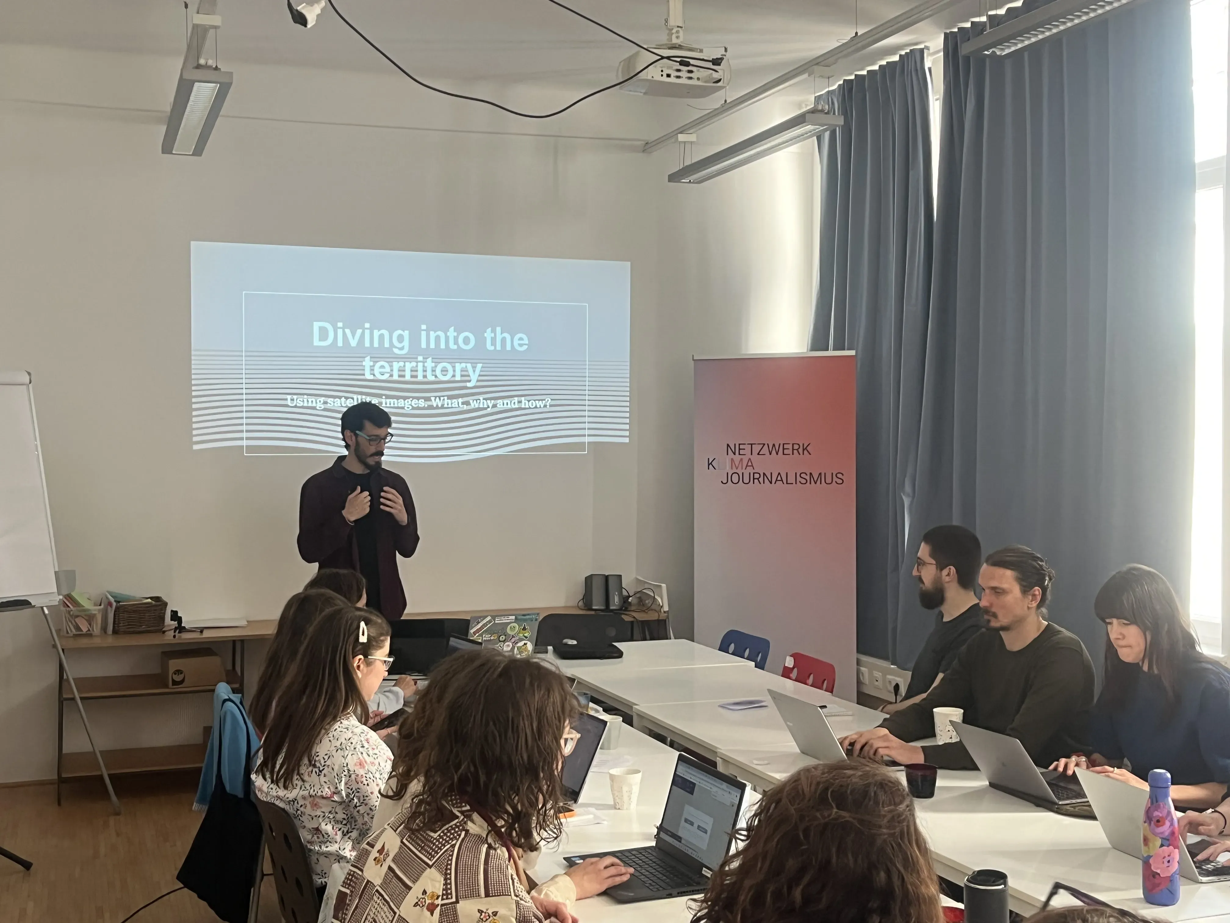 Pulitzer Center Data Editor Federico Rainis showing journalists new ways of using satellite imagery at the Netzwerk Klima Journalismus training in Vienna on April 25, 2026. Image by Jelter Meers. Austria, 2026.