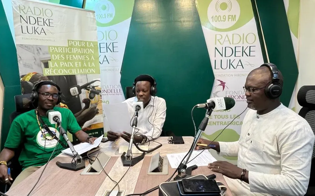 Au centre, Destin de Bonheur Wilikon, en compagnie d'Aristide Rocard Maléyo et d'Anicet Kiansem, sur le plateau du magazine environnemental de Radio Ndeke Luka. 