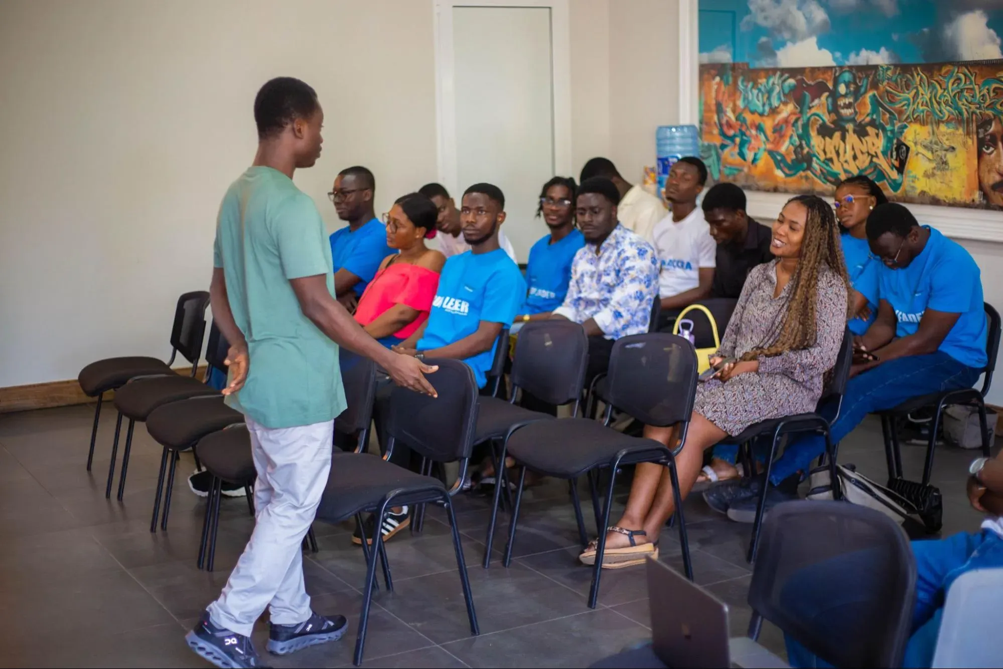 Panelists share final words of encouragement and practical guidance with participants, wishing them success in the content creation contest.