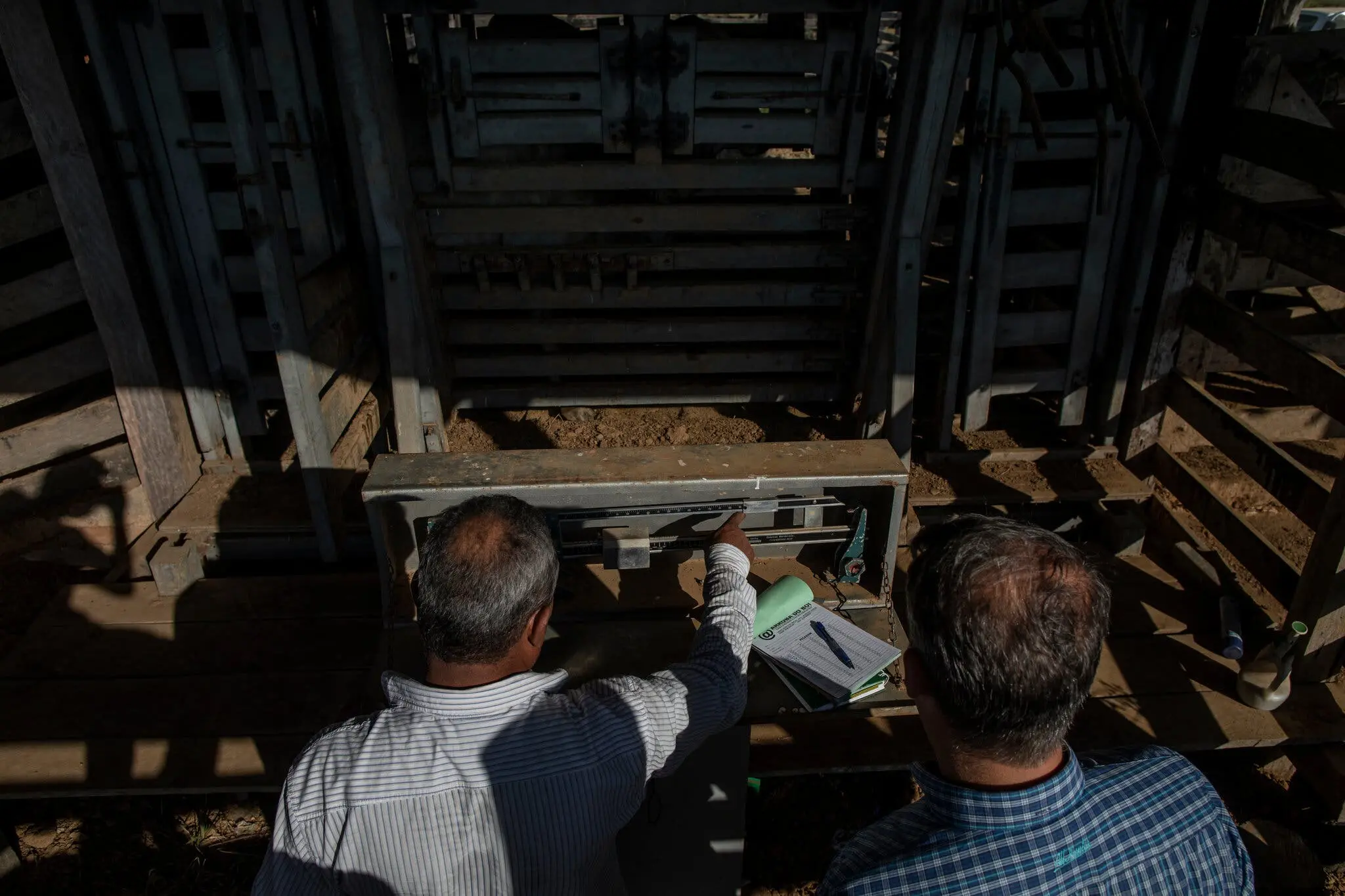 Odilon Caetano Felipe, left, weighed his animals for Armando Castanheira Filho,