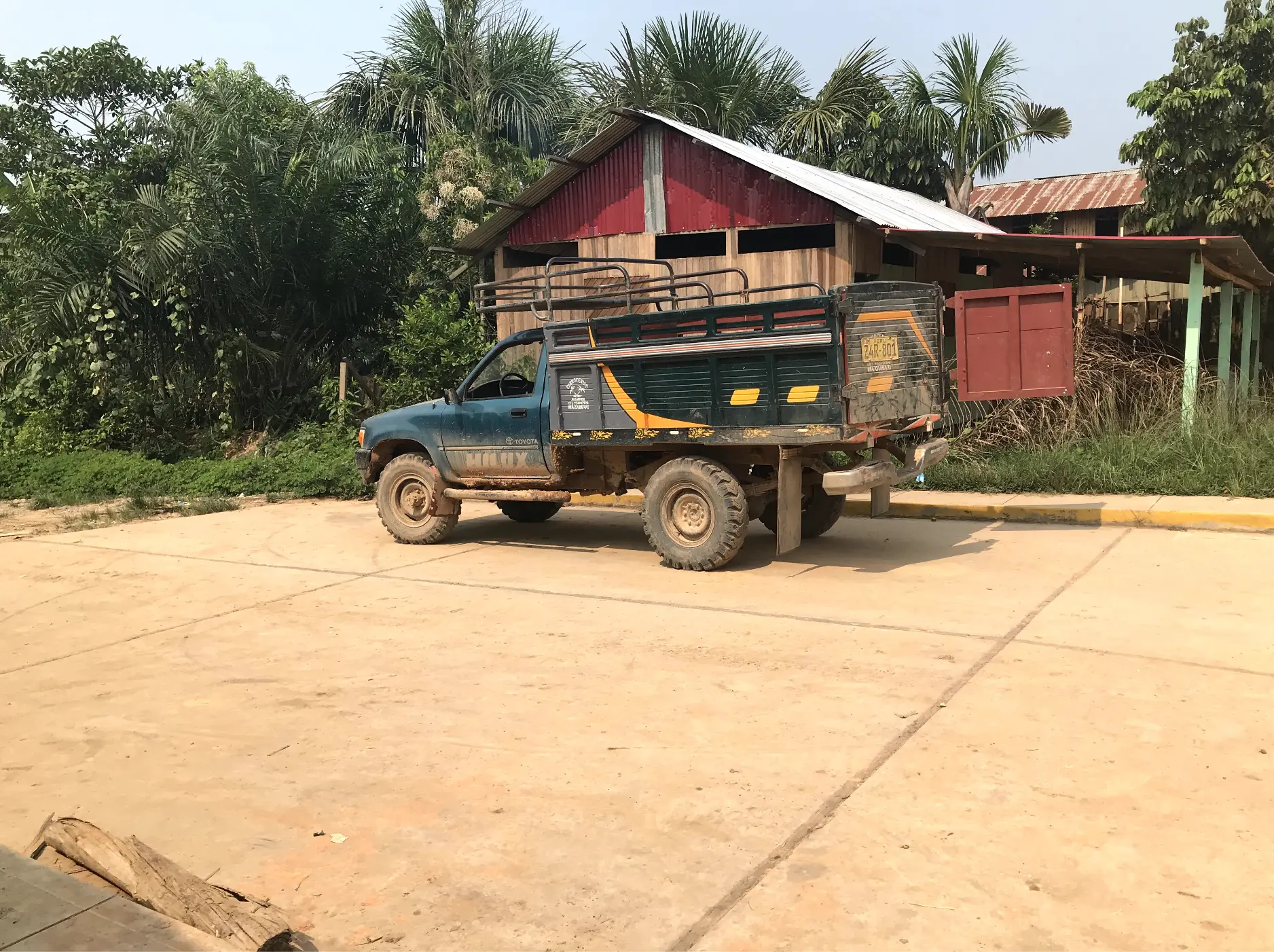 Camión aparcado delante de un edificio en la zona de la selva de Perú