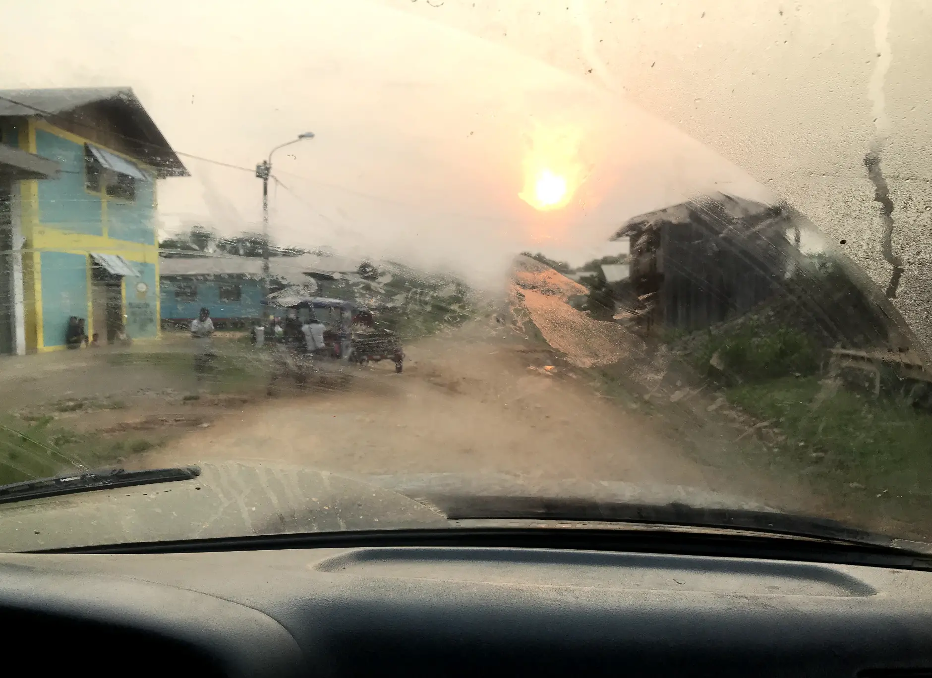 el sol y la lluvia vistos a través de la ventana del coche