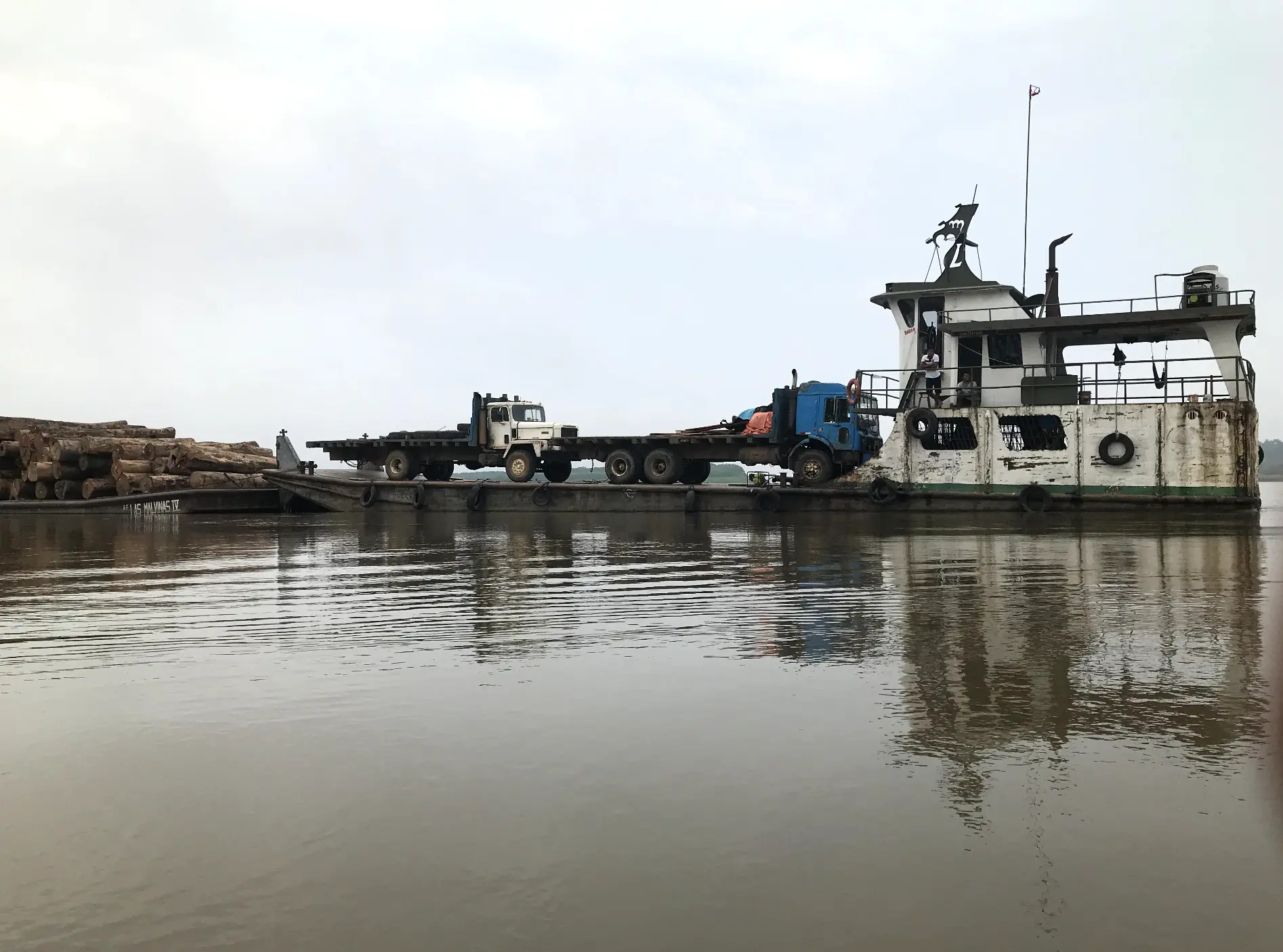 Traslado de camiones a un barco