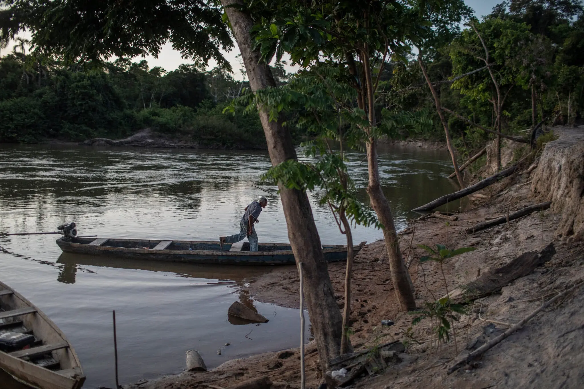 Mr. Durães arrived at his home by the Jaci-Paraná River on a boat